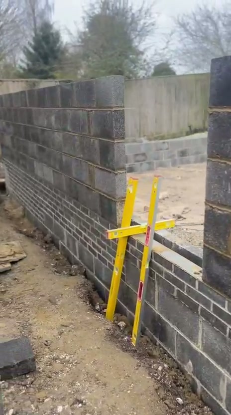 Video of blockwork being built to corner profiles