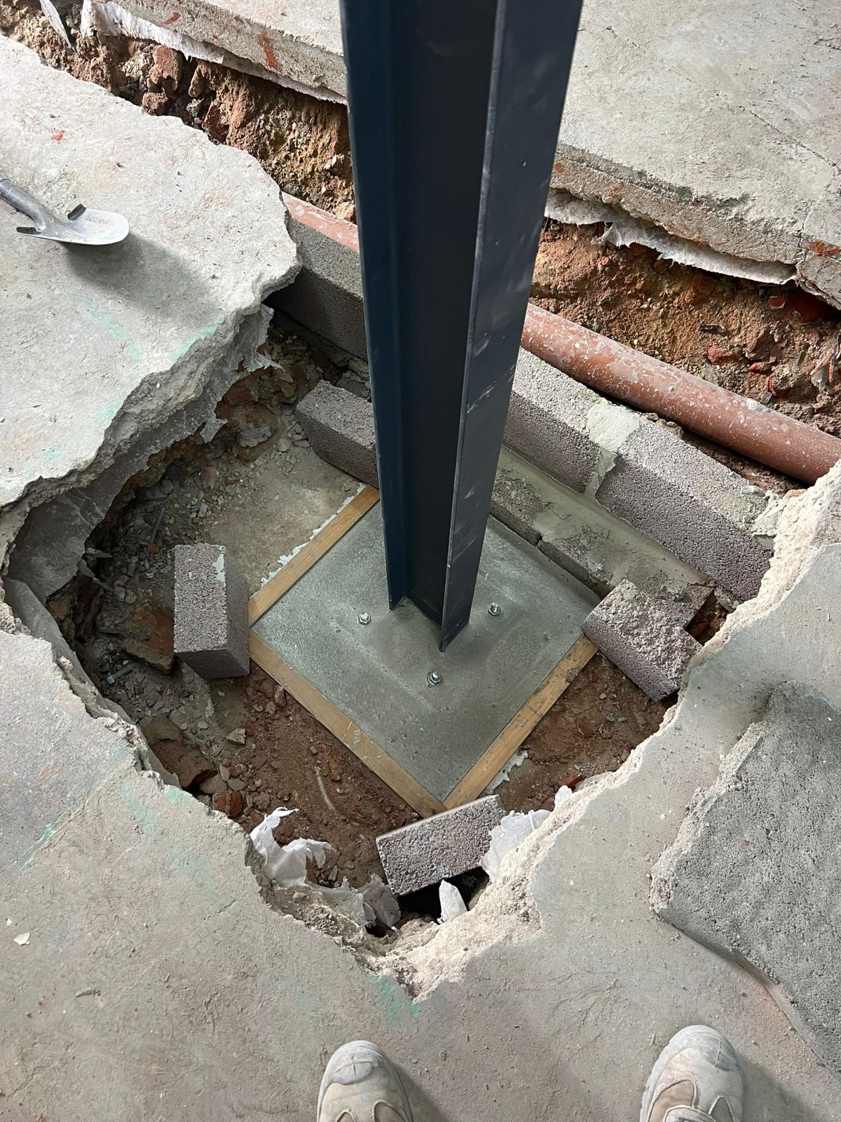 Steel post fixed to a concrete padstone